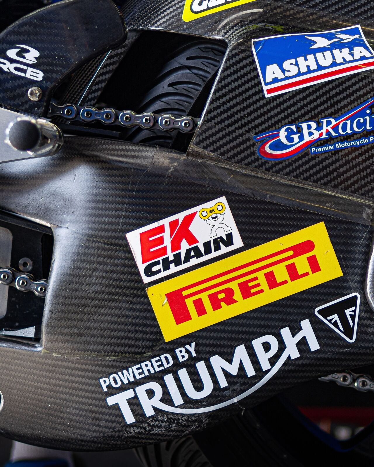 Carenado de la moto del equipo con los logos de sus patrocinadores
